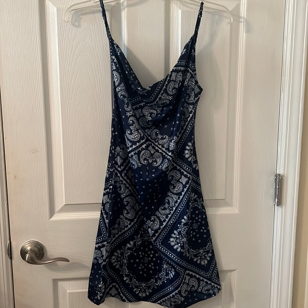 Xs blue paisley scoop neck cider dress